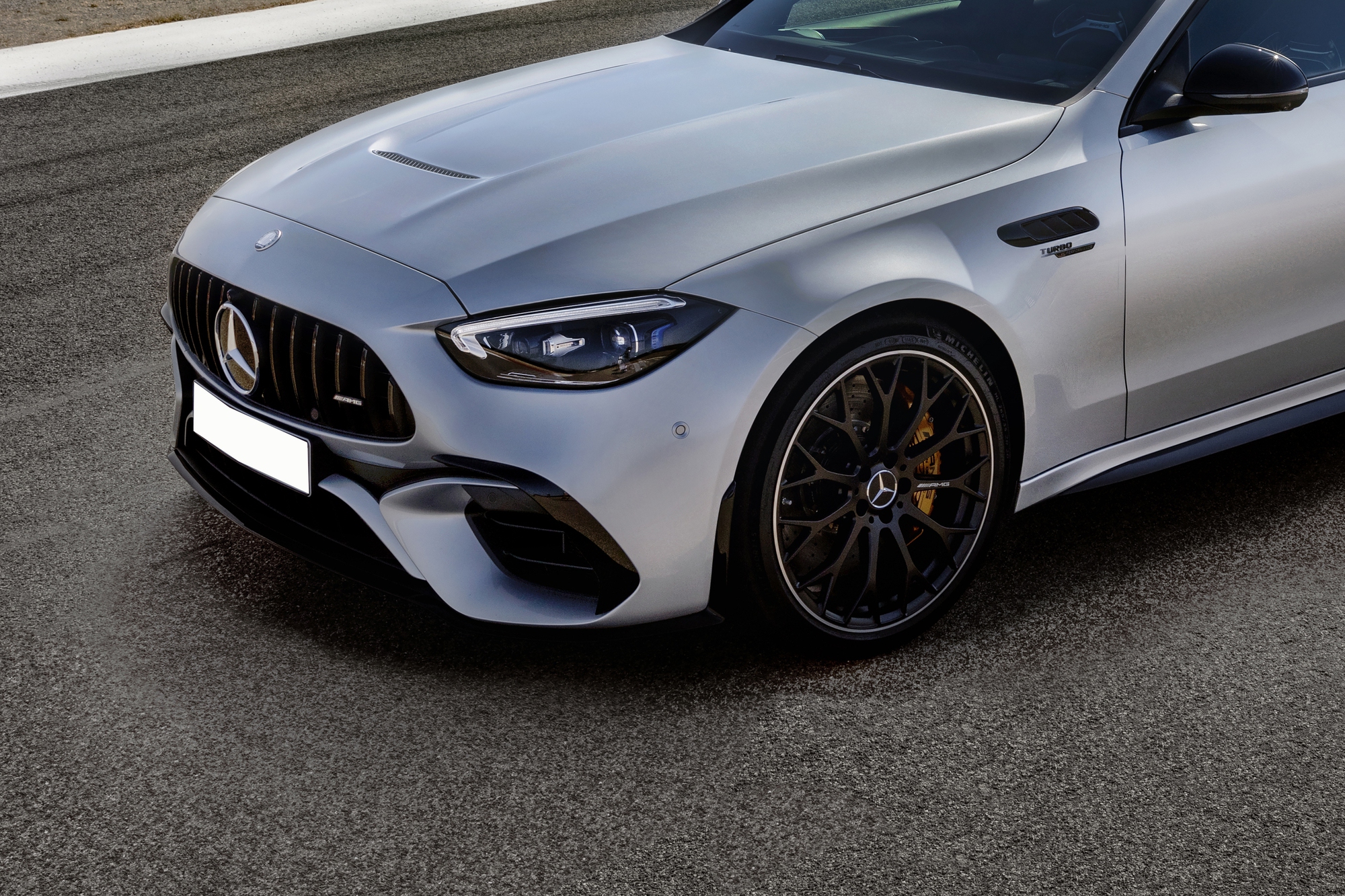 Mercedes-AMG C 63 S chốt lịch về Việt Nam với giá từ 4,9 tỷ: Mạnh 680 mã lực ngang siêu xe, có công nghệ từ xe đua F1 - Ảnh 4