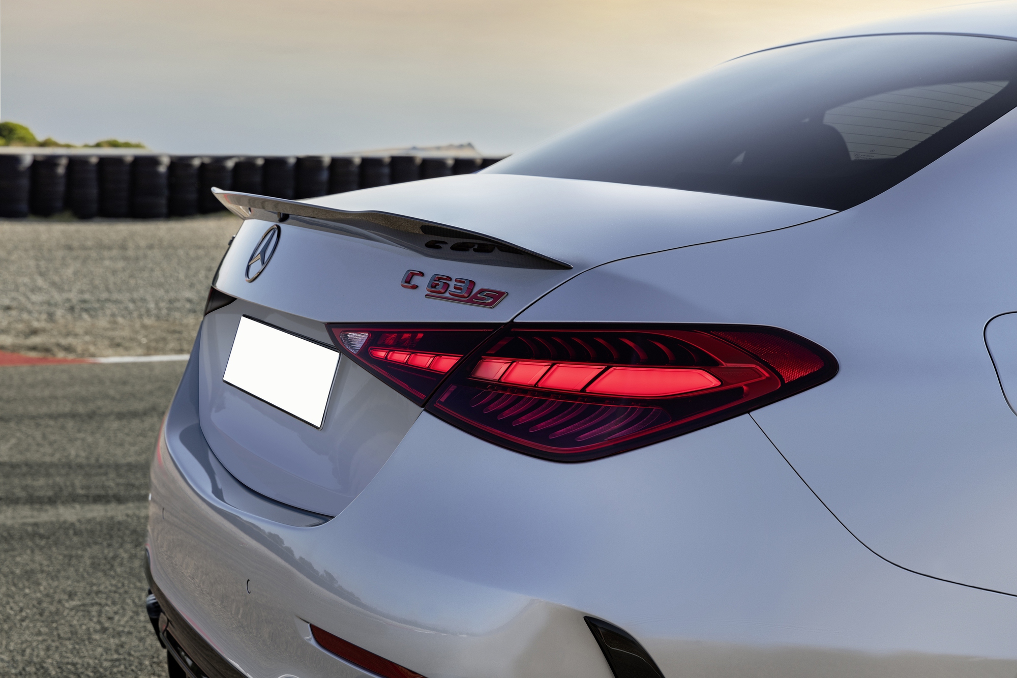 Mercedes-AMG C 63 S chốt lịch về Việt Nam với giá từ 4,9 tỷ: Mạnh 680 mã lực ngang siêu xe, có công nghệ từ xe đua F1 - Ảnh 5