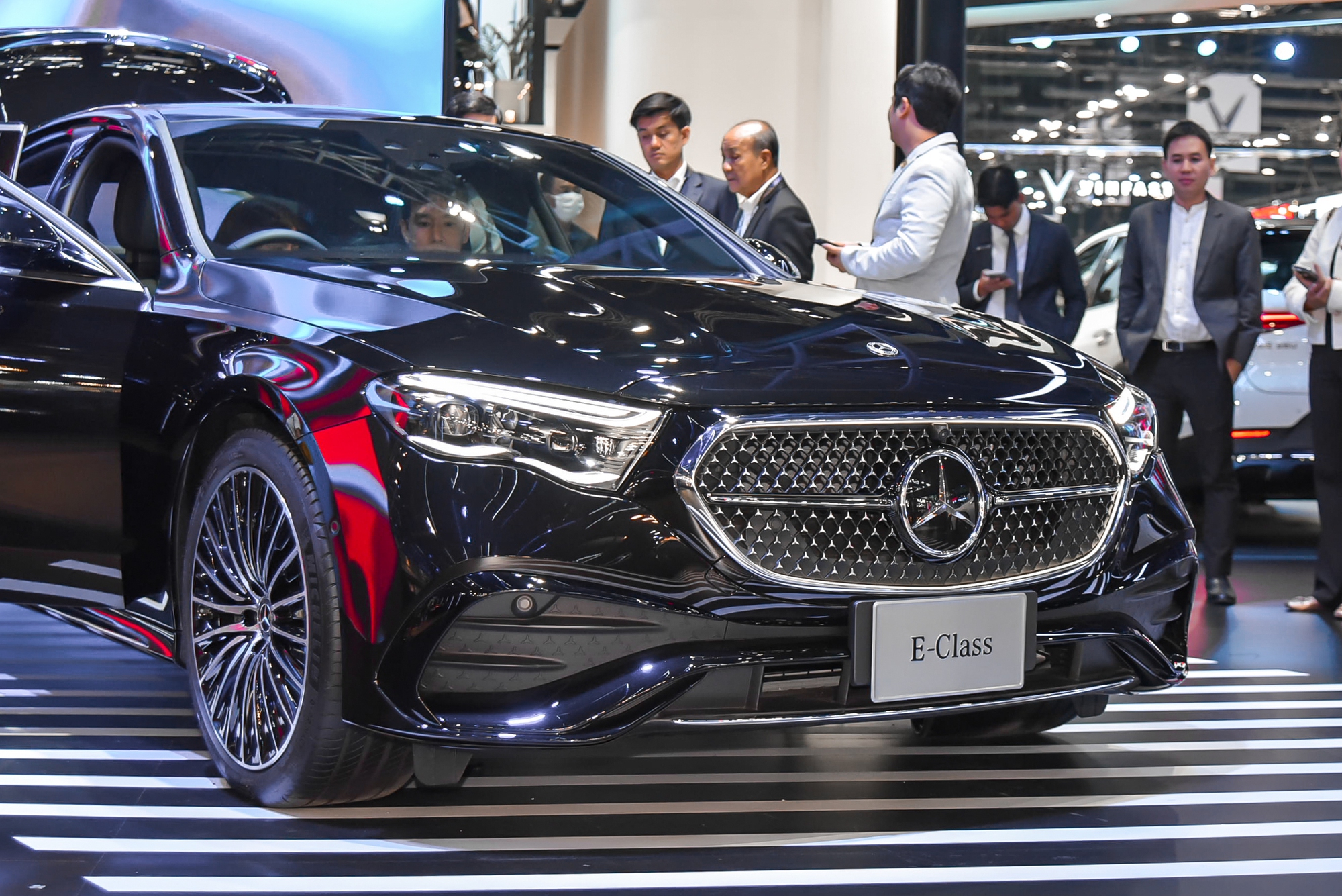 Mercedes-Benz E-Class 2024 xuất hiện tại Việt Nam: Giống bản plug-in hybrid ở Thái Lan, dự kiến ngày ra mắt không còn xa, dễ hút khách nếu giữ trang bị này - Ảnh 6