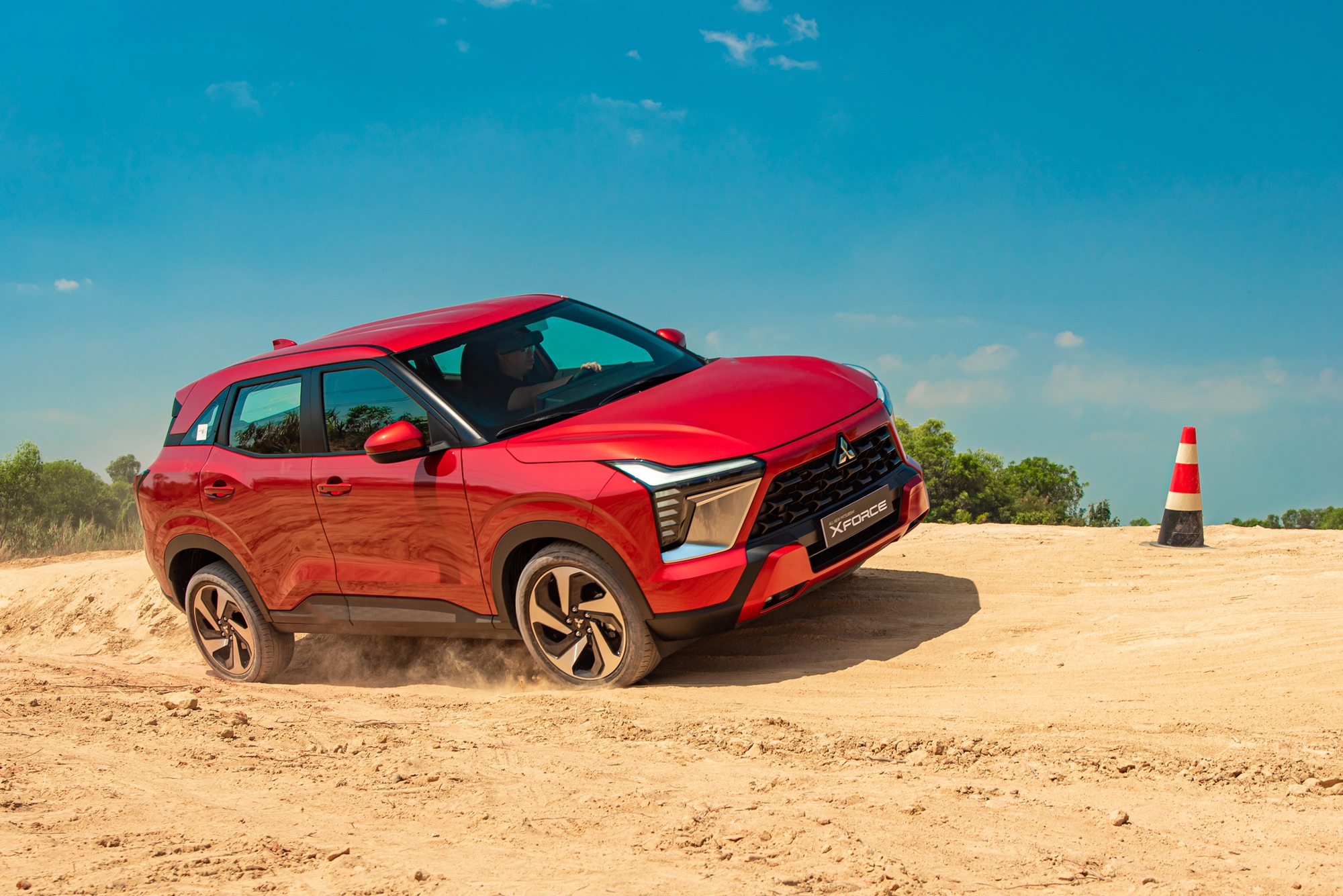 Mitsubishi Xforce đắt khách ngay tháng đầu giao xe: Đứng top 3 bán chạy toàn Việt Nam, vượt HR-V thành vua doanh số phân khúc - Ảnh 3