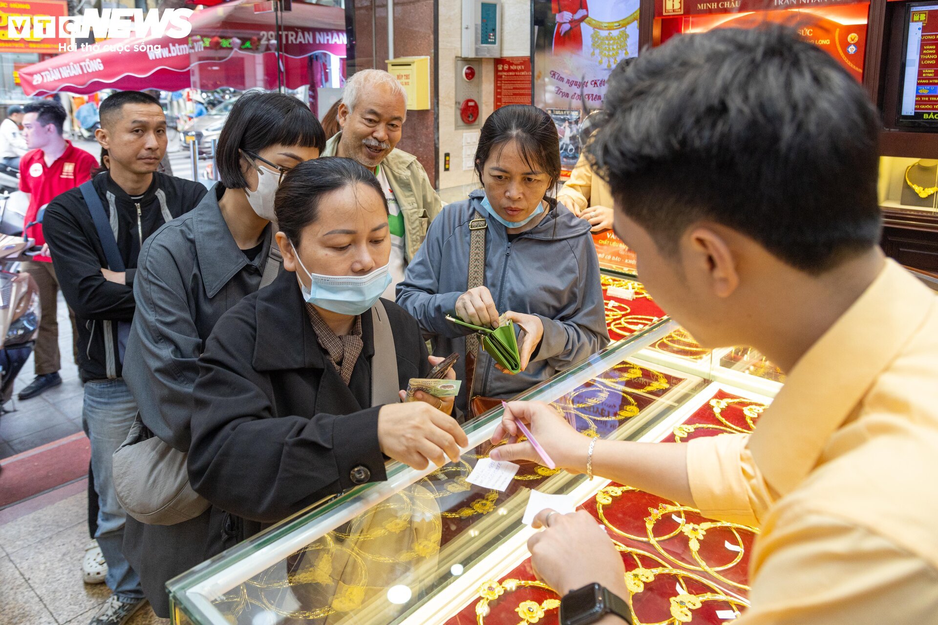 Giá vàng nhẫn lên đỉnh, khách muốn mua nhiều phải đợi sau 2 tuần mới có hàng - Ảnh 2