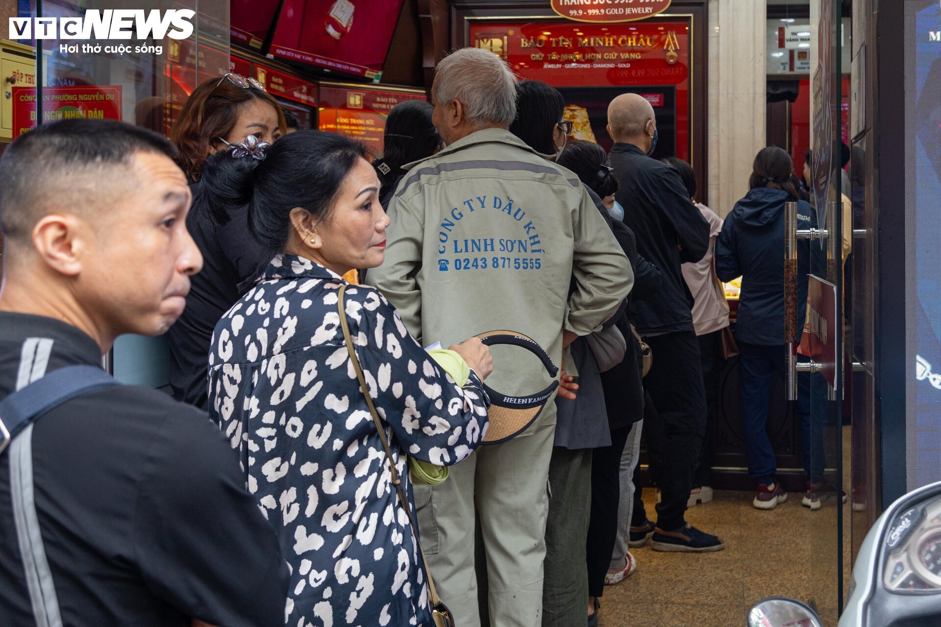 Giá vàng nhẫn lên đỉnh, khách muốn mua nhiều phải đợi sau 2 tuần mới có hàng - Ảnh 7