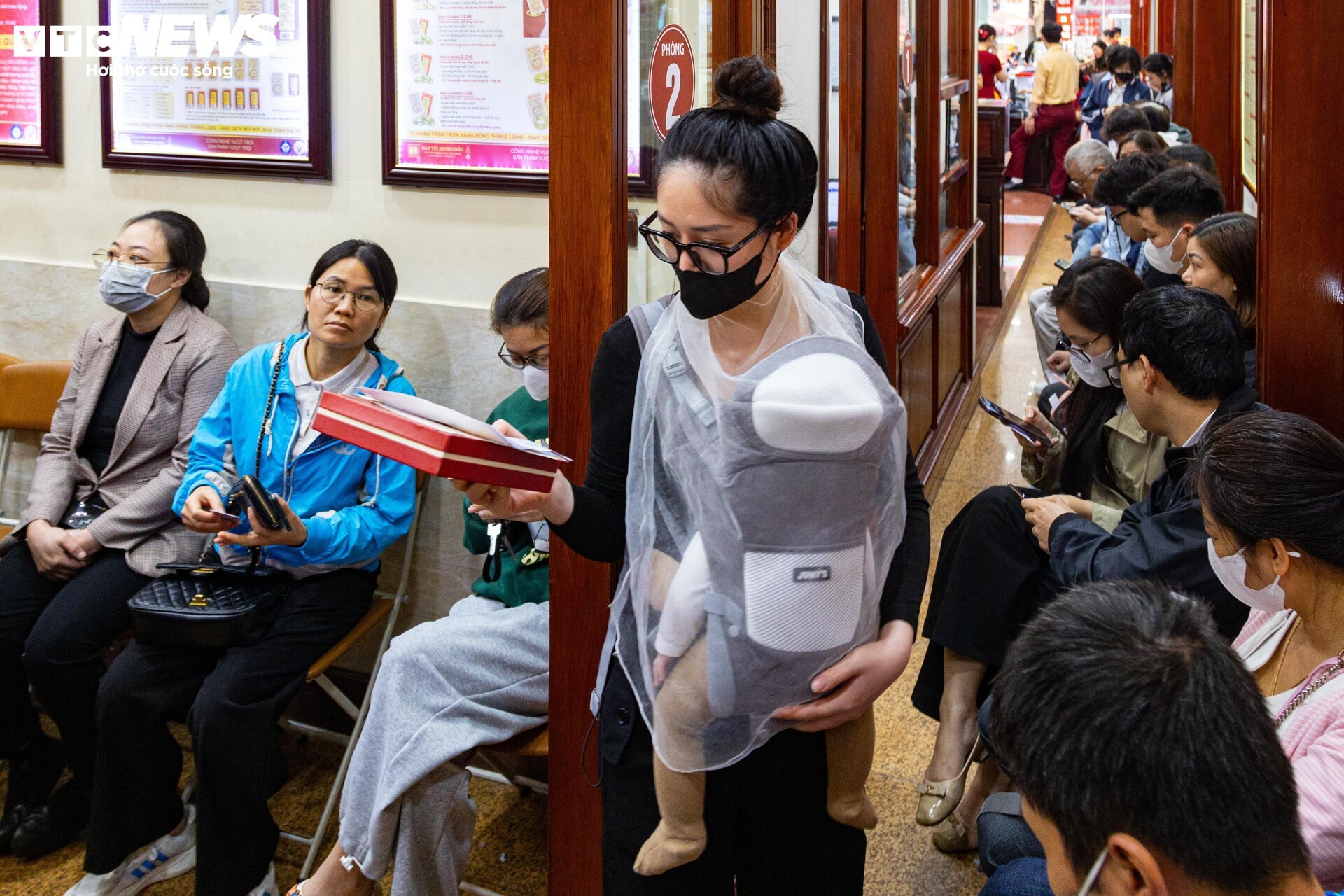 Giá vàng nhẫn lên đỉnh, khách muốn mua nhiều phải đợi sau 2 tuần mới có hàng - Ảnh 8