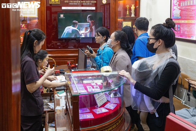 Giá vàng nhẫn lên đỉnh, khách muốn mua nhiều phải đợi sau 2 tuần mới có hàng - Ảnh 1