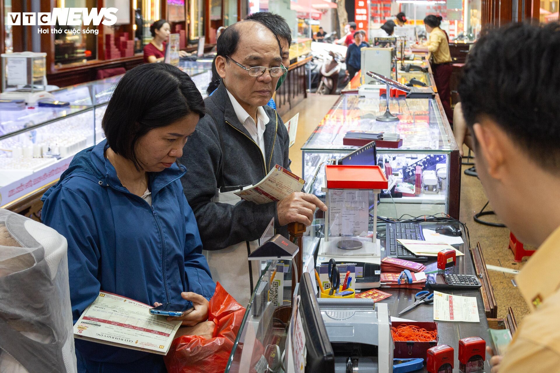 Giá vàng nhẫn lên đỉnh, khách muốn mua nhiều phải đợi sau 2 tuần mới có hàng - Ảnh 10