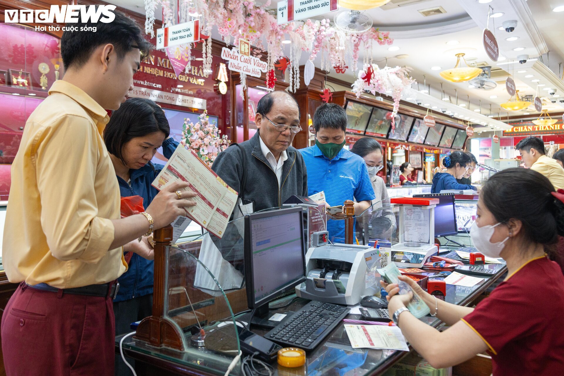 Giá vàng nhẫn lên đỉnh, khách muốn mua nhiều phải đợi sau 2 tuần mới có hàng - Ảnh 3