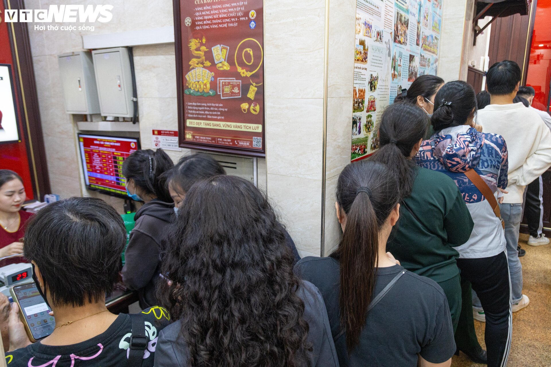 Giá vàng nhẫn lên đỉnh, khách muốn mua nhiều phải đợi sau 2 tuần mới có hàng - Ảnh 5