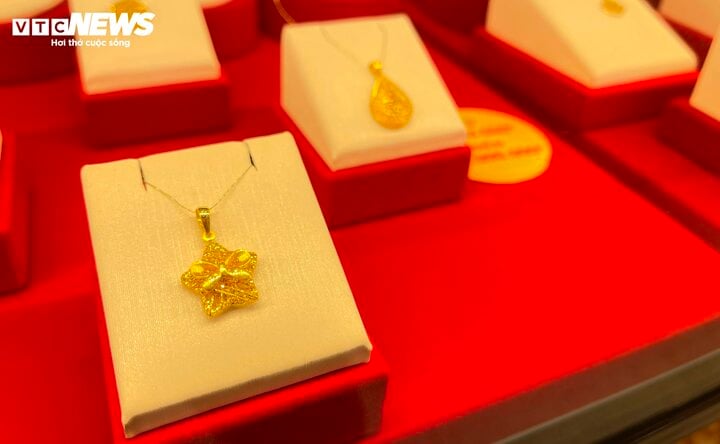 Cảnh mua bán trái ngược ở Hà Nội trong những ngày giá vàng đắt chưa từng có - Ảnh 8