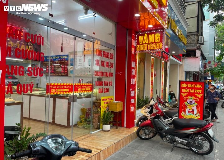 Cảnh mua bán trái ngược ở Hà Nội trong những ngày giá vàng đắt chưa từng có - Ảnh 11