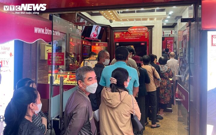 Cảnh mua bán trái ngược ở Hà Nội trong những ngày giá vàng đắt chưa từng có - Ảnh 2