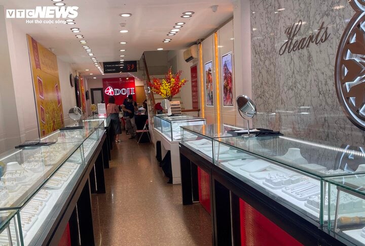 Cảnh mua bán trái ngược ở Hà Nội trong những ngày giá vàng đắt chưa từng có - Ảnh 5