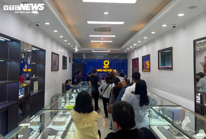 Cảnh mua bán trái ngược ở Hà Nội trong những ngày giá vàng đắt chưa từng có - Ảnh 4