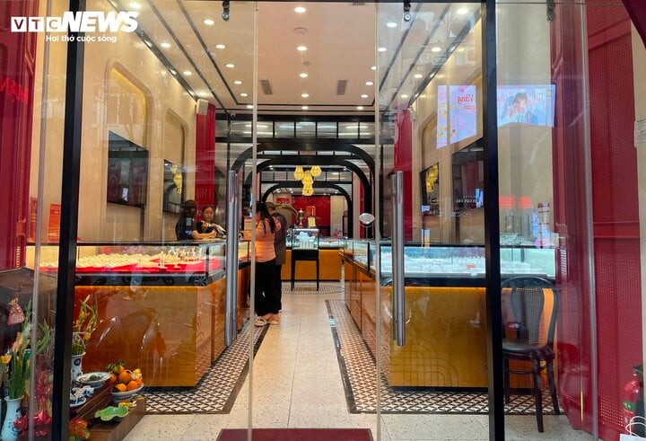 Cảnh mua bán trái ngược ở Hà Nội trong những ngày giá vàng đắt chưa từng có - Ảnh 6