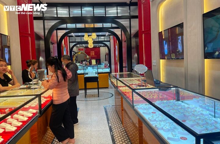 Cảnh mua bán trái ngược ở Hà Nội trong những ngày giá vàng đắt chưa từng có - Ảnh 7