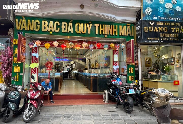 Cảnh mua bán trái ngược ở Hà Nội trong những ngày giá vàng đắt chưa từng có - Ảnh 9
