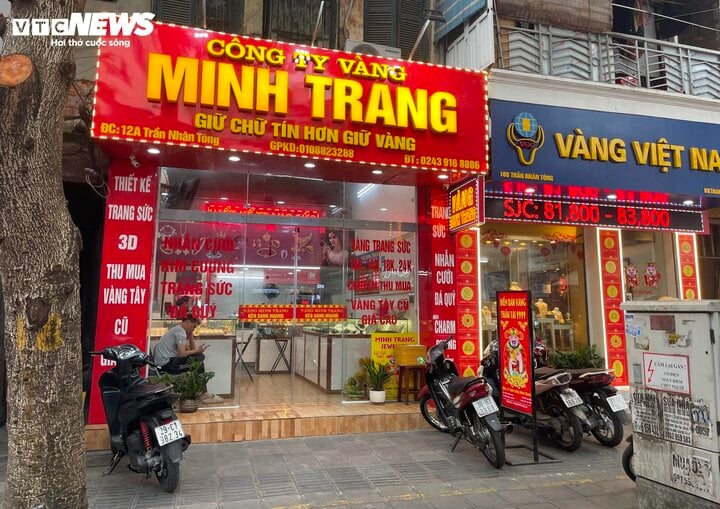 Cảnh mua bán trái ngược ở Hà Nội trong những ngày giá vàng đắt chưa từng có - Ảnh 10