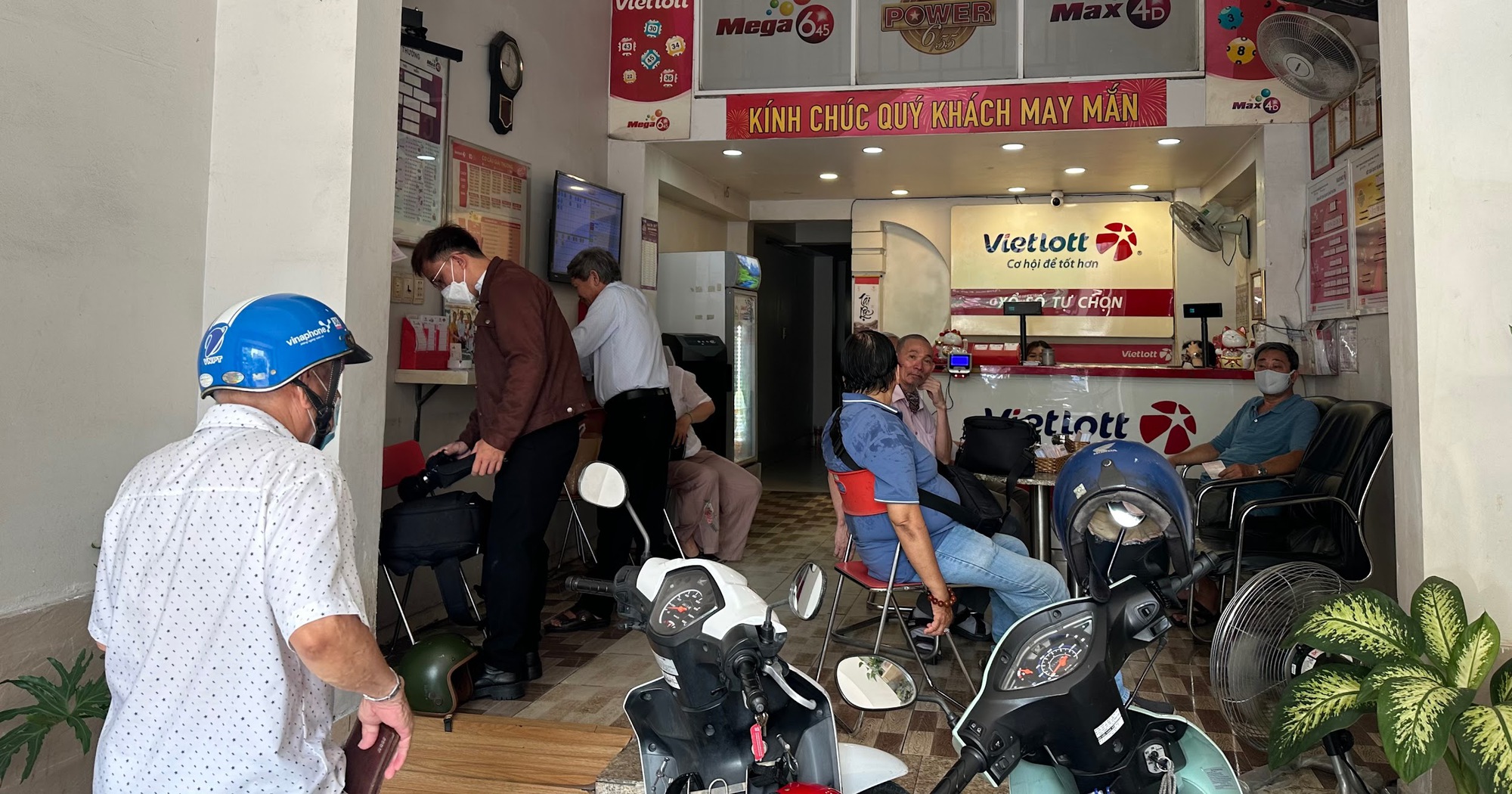 Giải Jackpot 1 hơn 300 tỉ đồng chưa có chủ nhân, vé số Vietlott nóng lên - Ảnh 1