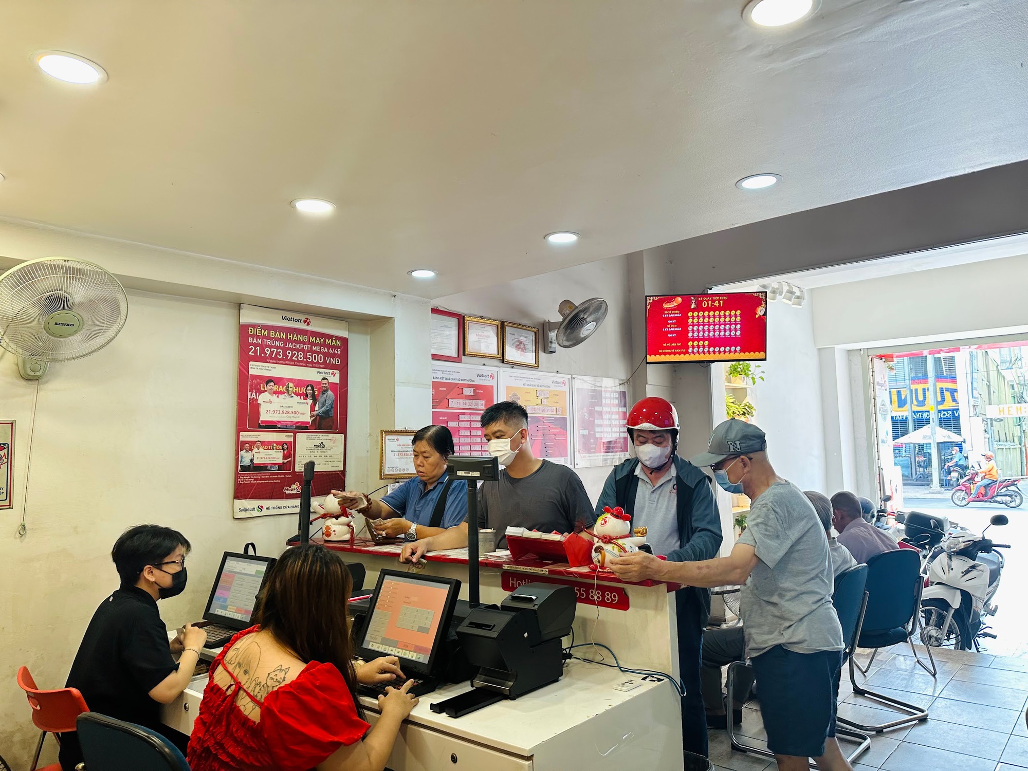 Giải Jackpot 1 hơn 300 tỉ đồng chưa có chủ nhân, vé số Vietlott nóng lên - Ảnh 2