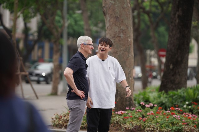Tim Cook có mặt tại Hồ Hoàn Kiếm, giao lưu cùng Duy Thẩm và báo chí - Ảnh 2