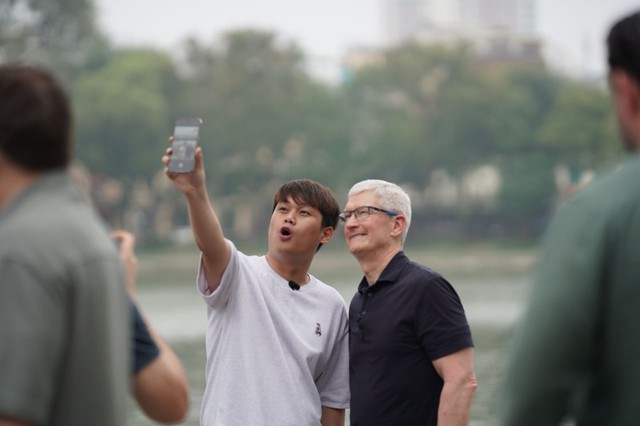 Tim Cook có mặt tại Hồ Hoàn Kiếm, giao lưu cùng Duy Thẩm và báo chí - Ảnh 3