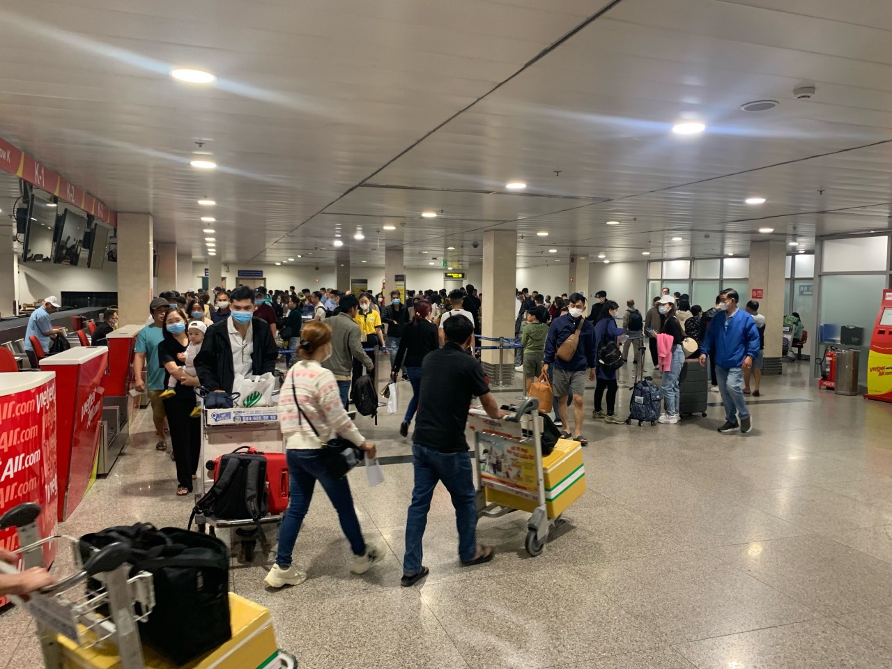 Nhiều người đổi lịch trình nghỉ lễ vì giá vé máy bay cao - Ảnh 2