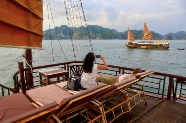 Chưa nghỉ lễ đã 'cháy' tour du thuyền vịnh Hạ Long - Ảnh 2