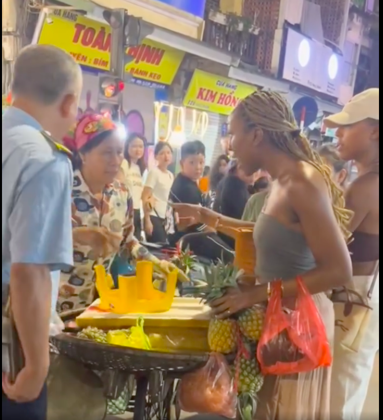 Nữ du khách nổi giận vì người bán hàng rong "chém" 500 nghìn đồng 3 quả dứa - Ảnh 3