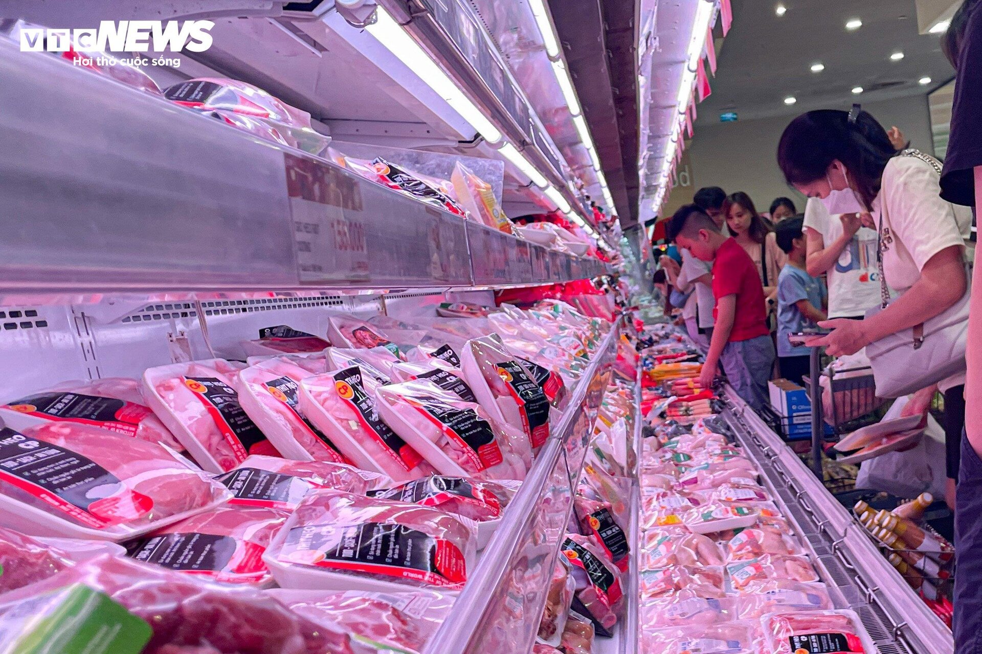 Dòng người đi mua sắm xuyên trưa, trung tâm thương mại Hà Nội tấp nập không ngớt - Ảnh 14