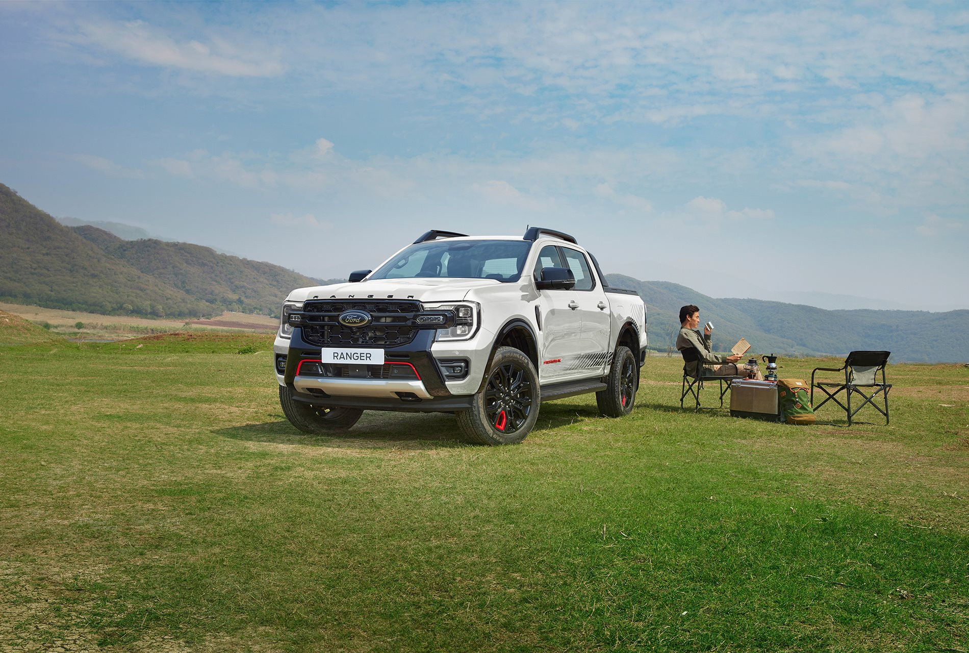 Định giá 1.039 tỷ, Ford Ranger Stormtrak có gì cho khách Việt? - Ảnh 2