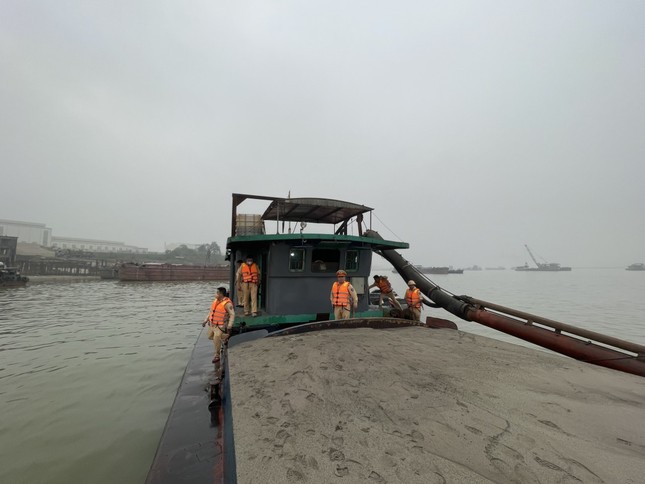 Cát tặc trên sông Hồng ‘30 phút hút đầy cát 2 khoang tàu’ - Ảnh 1