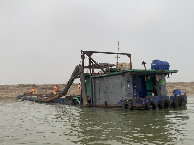 Cát tặc trên sông Hồng ‘30 phút hút đầy cát 2 khoang tàu’ - Ảnh 2