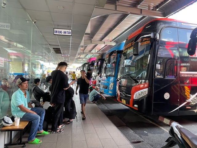 Các dịch vụ đi lại, lưu trú, ăn uống dịp nghỉ lễ 30-4 gây áp lực lên mặt bằng giá - Ảnh 1