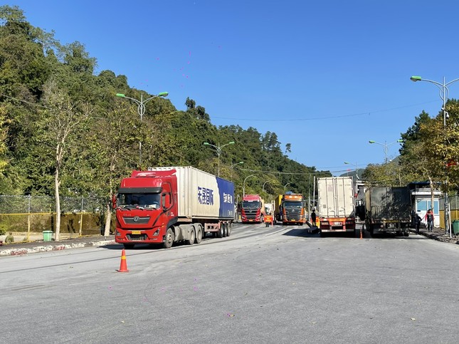 Nông sản Việt ùn ùn qua cửa khẩu Lạng Sơn xuất Trung Quốc - Ảnh 1