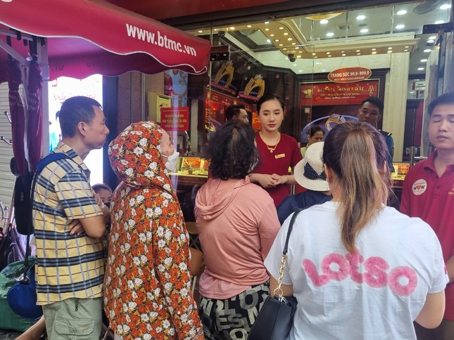 Nhiều cửa hàng 'treo biển' thông báo hết sạch vàng nhẫn - Ảnh 1