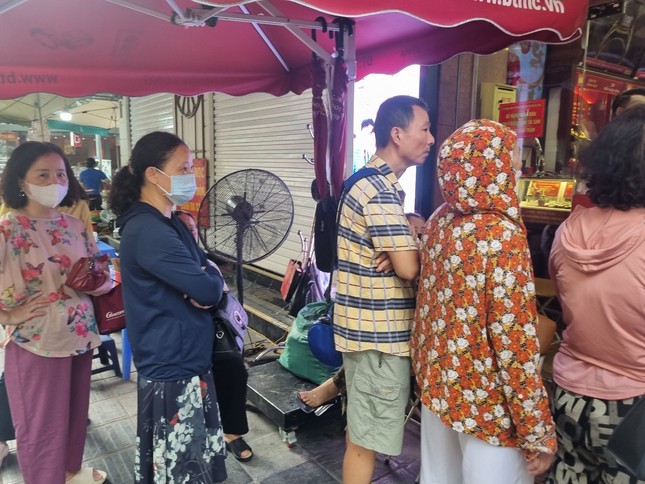 Nhiều cửa hàng 'treo biển' thông báo hết sạch vàng nhẫn - Ảnh 2