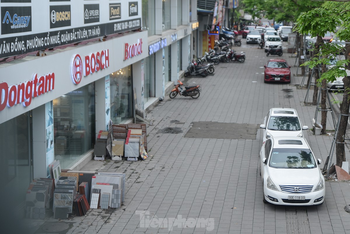 Showroom ở Hà Nội biến vỉa hè thành nơi mua bán ô tô - Ảnh 13