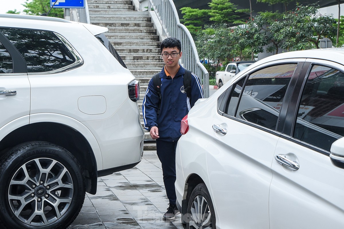 Showroom ở Hà Nội biến vỉa hè thành nơi mua bán ô tô - Ảnh 7