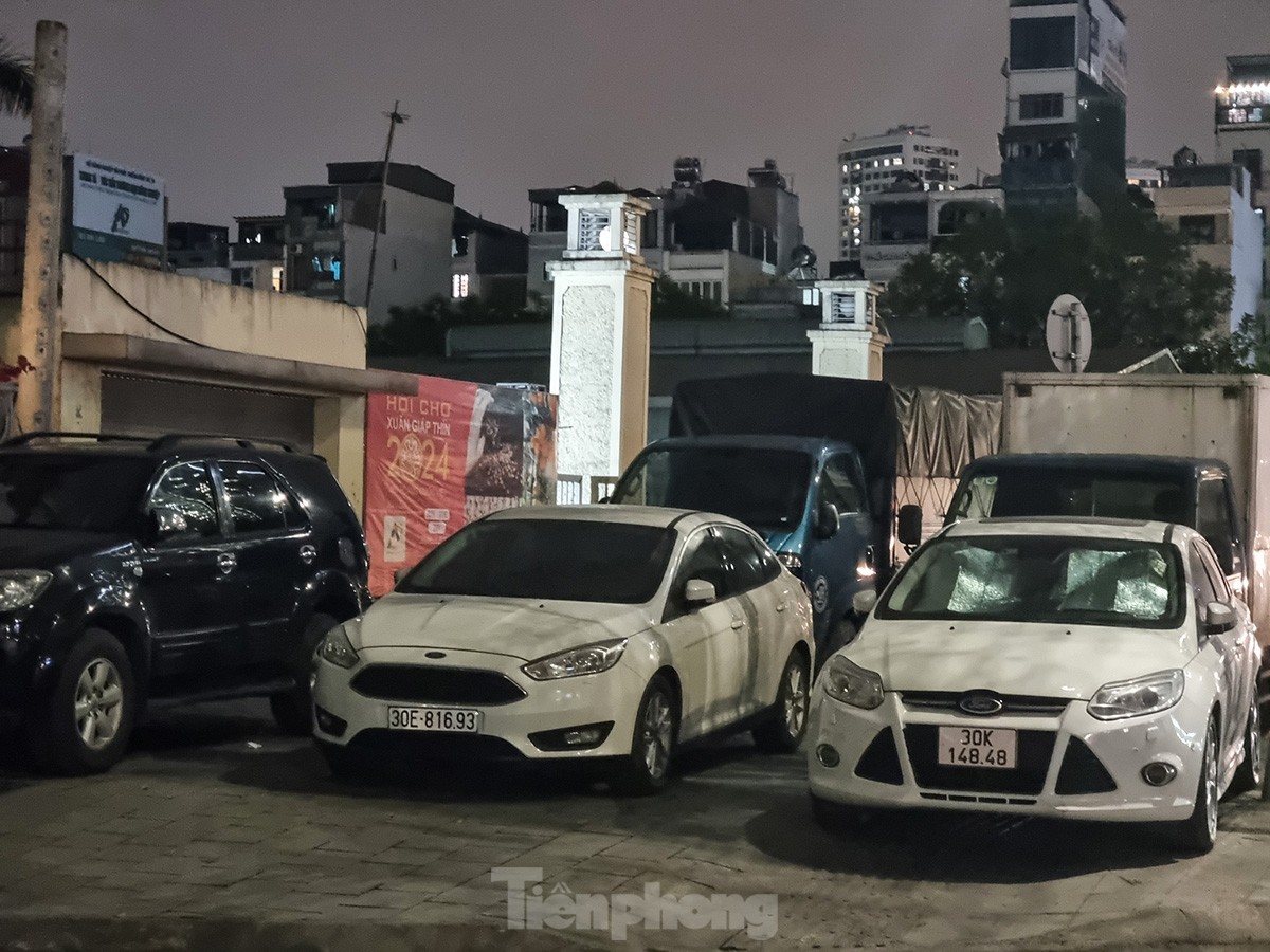 Showroom ở Hà Nội biến vỉa hè thành nơi mua bán ô tô - Ảnh 10