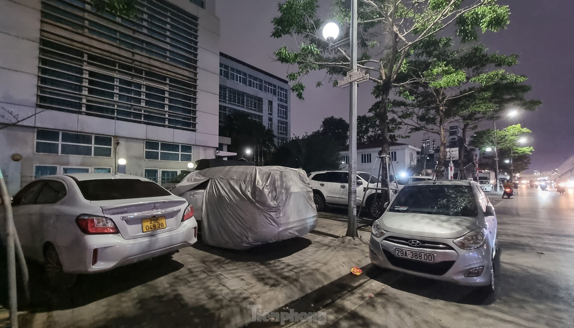 Showroom ở Hà Nội biến vỉa hè thành nơi mua bán ô tô - Ảnh 11