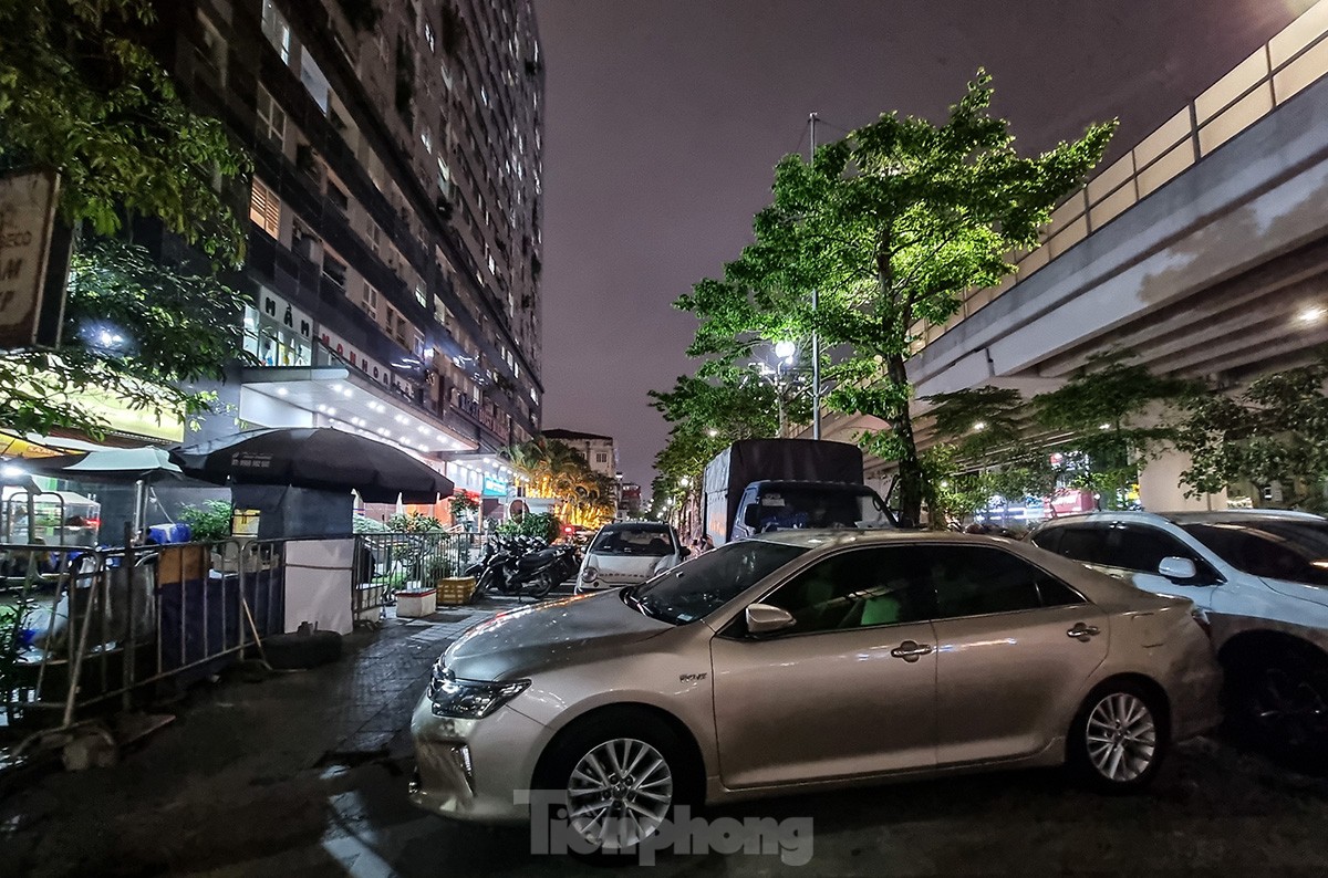 Showroom ở Hà Nội biến vỉa hè thành nơi mua bán ô tô - Ảnh 9