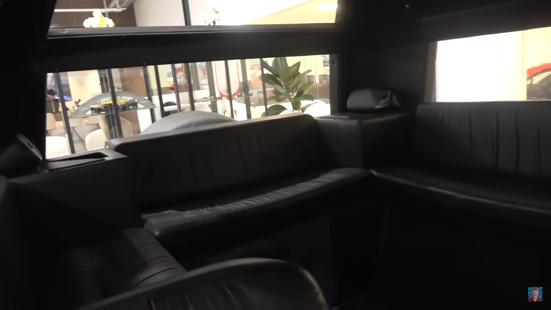 Mua được chiếc SUV Lamborghini này đã khó, chăm còn ‘đau đầu’ hơn: Chủ xe lùng khắp thế giới chỉ còn một bộ lốp, giá hơn 1,3 tỷ đồng - Ảnh 3