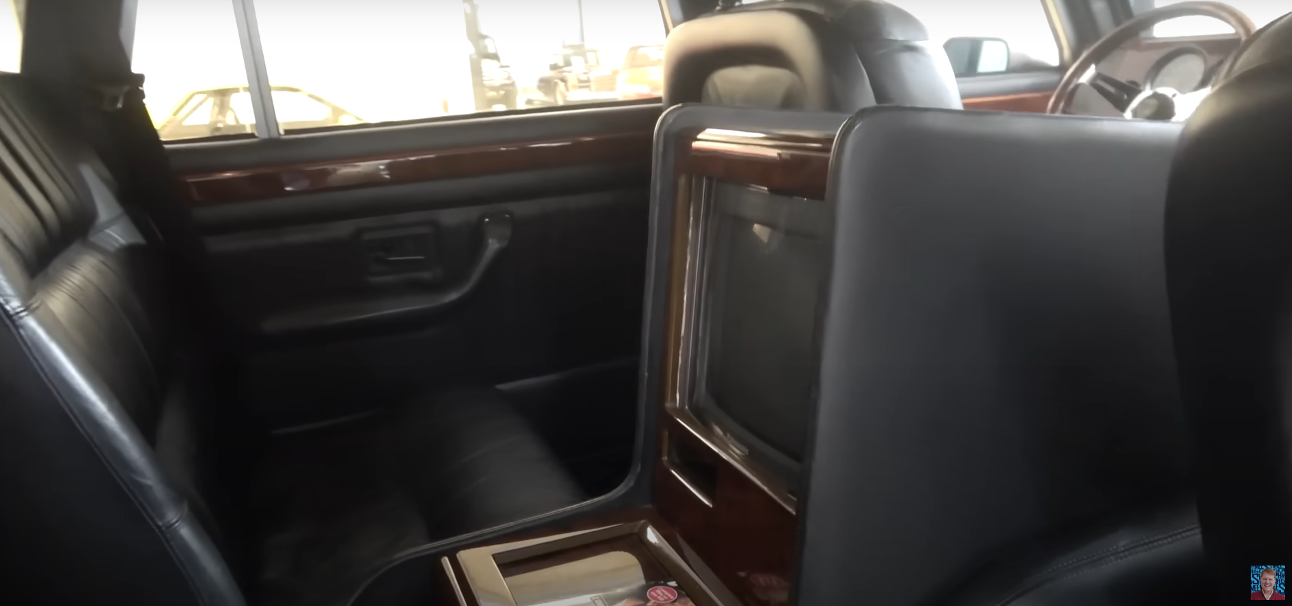 Mua được chiếc SUV Lamborghini này đã khó, chăm còn ‘đau đầu’ hơn: Chủ xe lùng khắp thế giới chỉ còn một bộ lốp, giá hơn 1,3 tỷ đồng - Ảnh 4