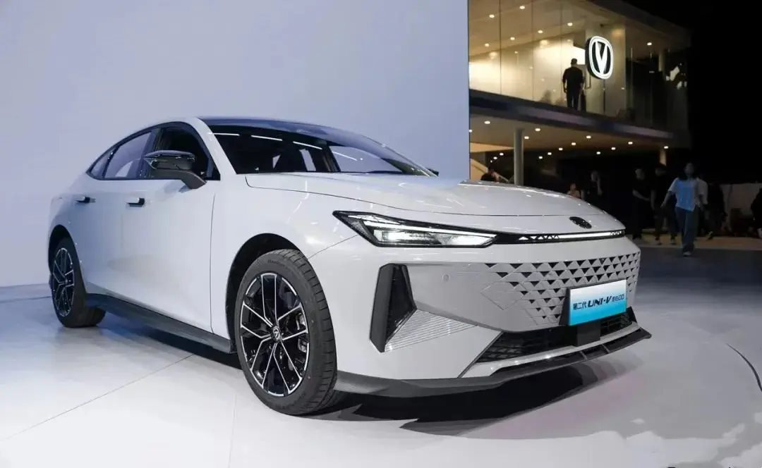 "Ông trùm" xe tải tại Việt Nam trình làng bom tấn sedan: ăn xăng ít hơn cả xe máy chỉ 0,9L/100km, giá quy đổi hơn 400 triệu đồng - Ảnh 1