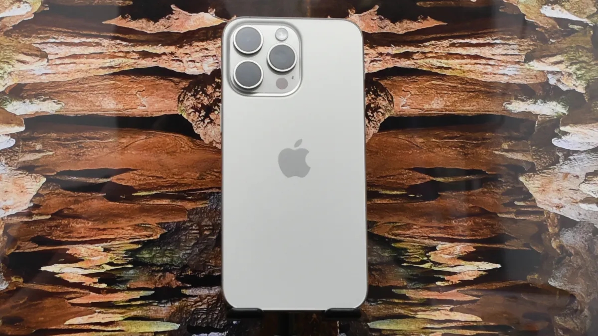 iPhone là chiếc điện thoại "ngáo giá" nhất thị trường: Mua về cảm giác cứ như bị lừa! - Ảnh 1