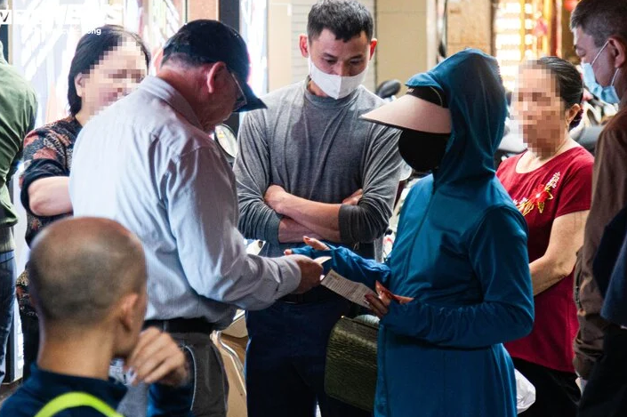 Cảnh mua bán trái ngược ở Hà Nội trong những ngày giá vàng đắt chưa từng có - Ảnh 3