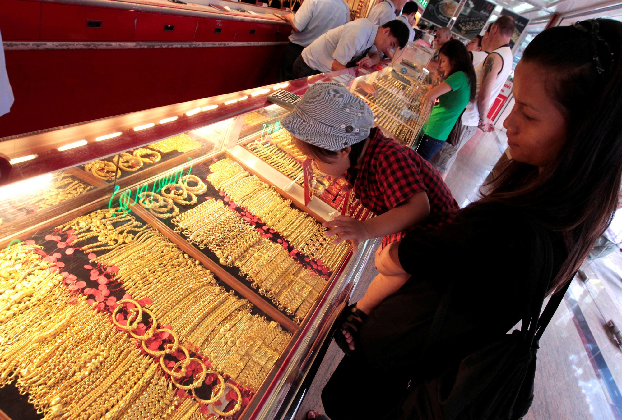 Giá vàng tăng kỷ lục, chỉ trong 1 tháng, một quốc gia láng giềng của Việt Nam mua gần 5 tấn vàng - Ảnh 2