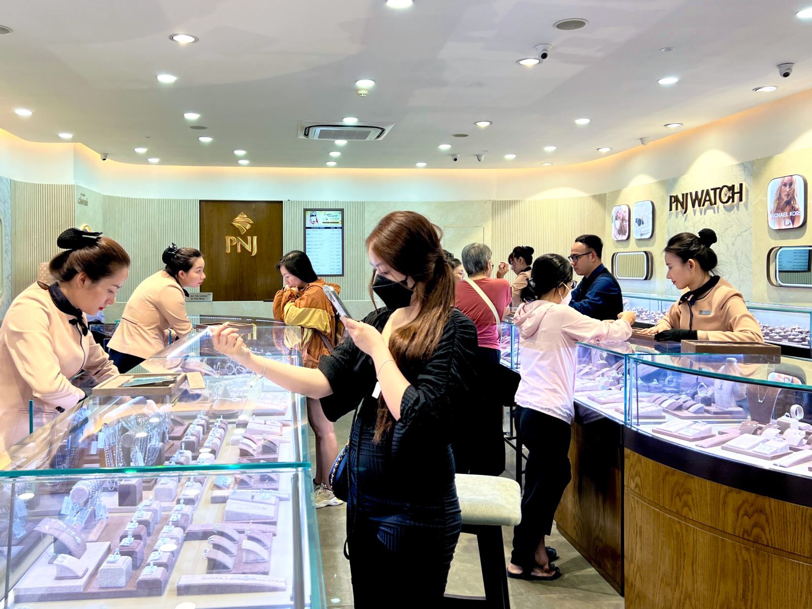 Thực hư chuyện một số cửa hàng vàng tại TP Hồ Chí Minh đóng cửa - Ảnh 7