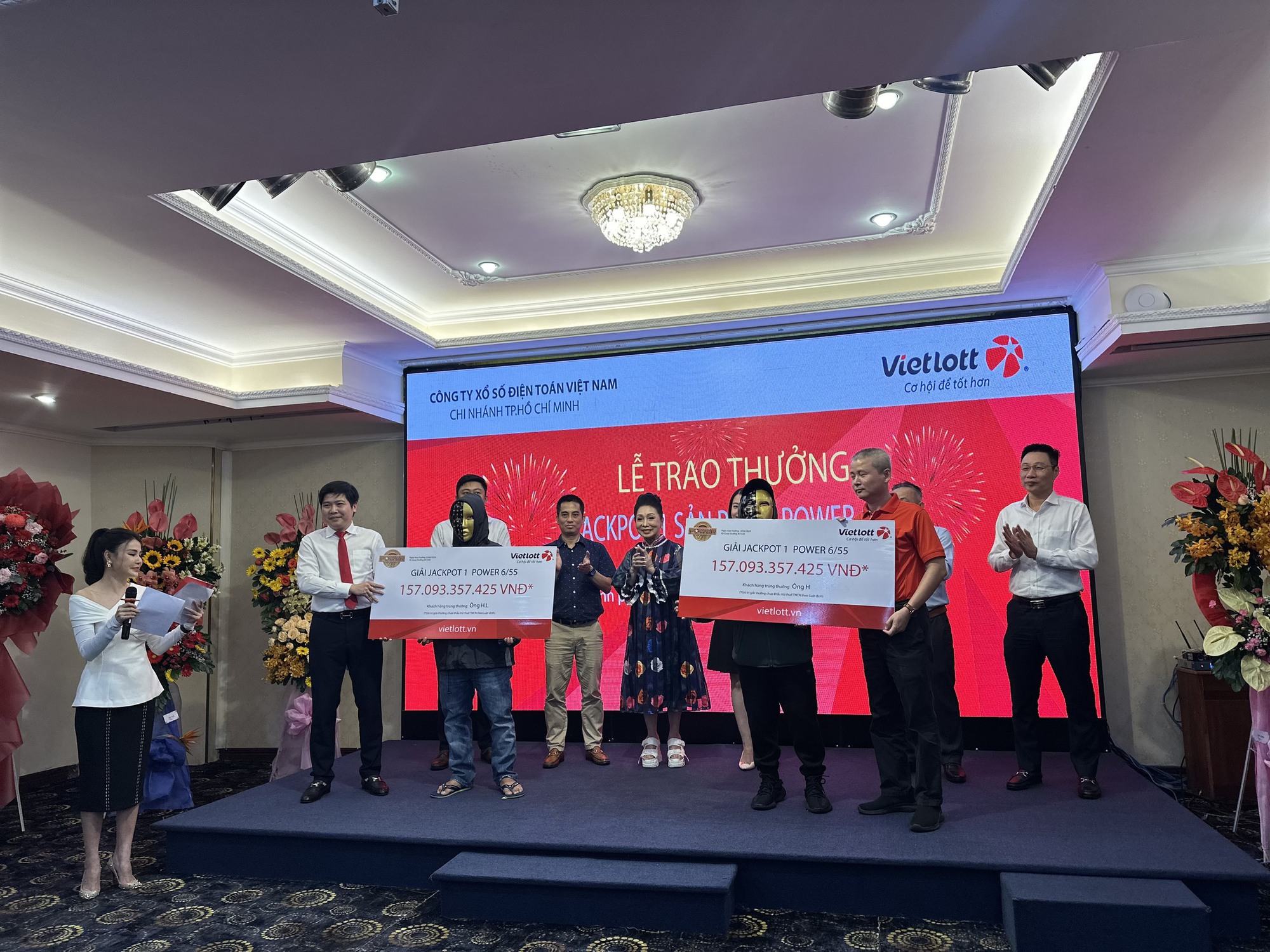 Hai người đến từ TP HCM cùng nhận giải Jackpot 1 trị giá 314 tỉ đồng của Vietlott - Ảnh 2