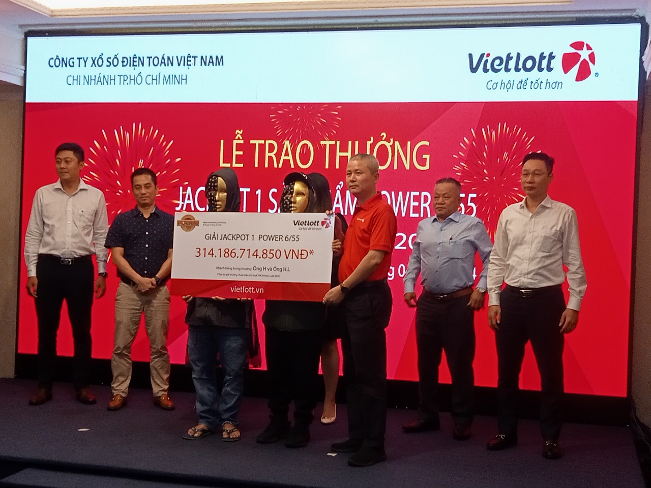 Hai người đến từ TP HCM cùng nhận giải Jackpot 1 trị giá 314 tỉ đồng của Vietlott - Ảnh 1