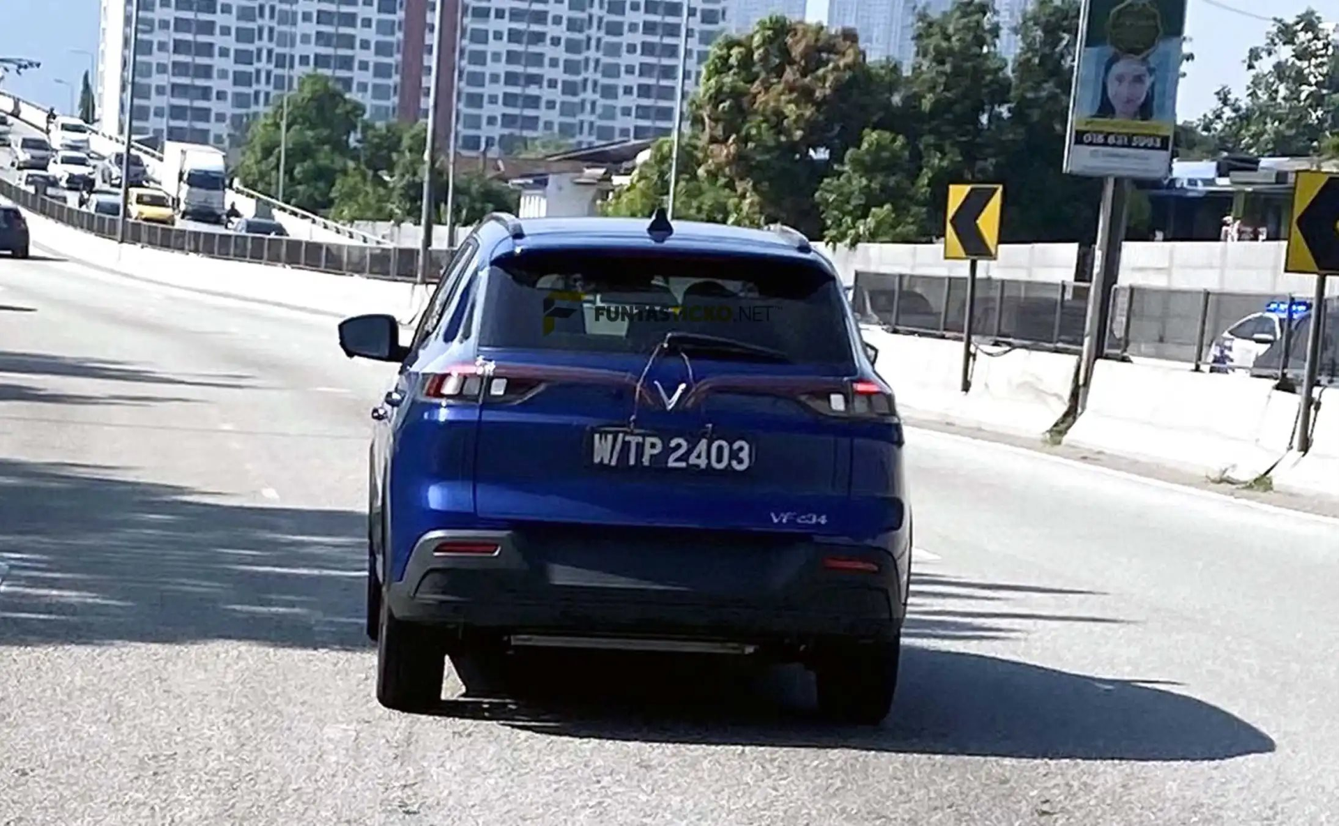 VinFast VF e34 bất ngờ xuất hiện trên đường phố Malaysia, ngày chính thức ra mắt không còn xa? - Ảnh 1